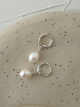 Load image into Gallery viewer, Mini Hoops &quot;KESHI PEARL&quot;
